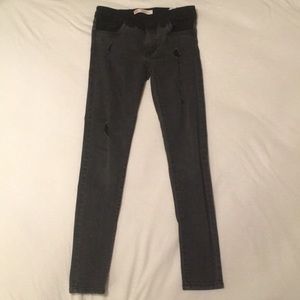 Black Levi’s distressed jeans